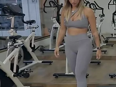 امرأة سمراء عاريات اجمل مواقع السكس المترجمه يعطي اللسان و handjob في السيارة