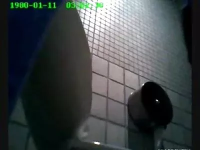 الفتيات الجميلات في سن المراهقة يجعلون أحد المتأنق سعيدًا في مشهد سكس قوي مترجم رباعي