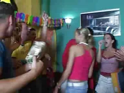 فرخ بعقب الفقاعة تم تحليله بشكل جيد من قبل رجل الطالب الذي يذاكر كثيرا سكس عربي مترجم 2021 تحت أشعة الشمس