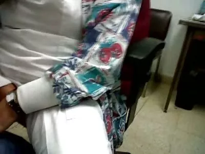 فتاة سمراء ترقد على الأريكة الحمراء وتنهبها ديك سكس مساج مترجم عربي