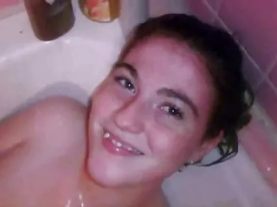 فاتنة سمراء الشعر المتموج سكس بورنو مدبلج يثير ويمص صديقها