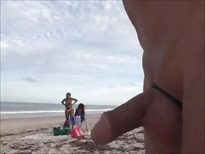 كتكوت من متجر ركوب سيكس مترجم احترافي الأمواج يرتاح عارياً مع رجل يستحم