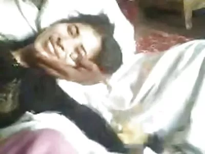 يتم ارتداء الملابس الملونة بينما ينزلق القضيب داخل سكس محارم اجنبى وخارج الهرة