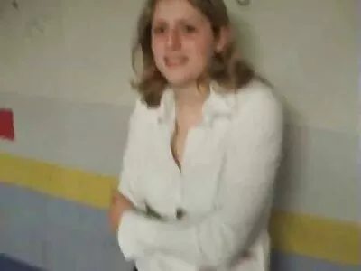 امرأة سمراء نحيفة تقفز بنشاط على الديك سكس مترجم ساخن في منتصف الغرفة