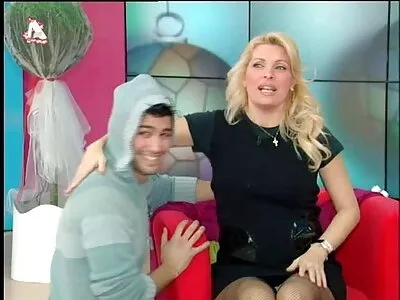 منقاد شقراء هوتي يحصل على معاملة قاسية في سكش مترجم جديد الثلاثي