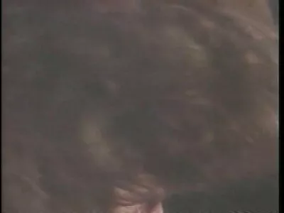 المغنيات مسمرًا من قبل زوار السينما على الأرائك الزرقاء six مترجم للعربية